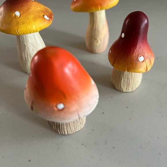 Polka dot mini mushrooms. So cute for garden plants or on shelf - Picture 6 of 6